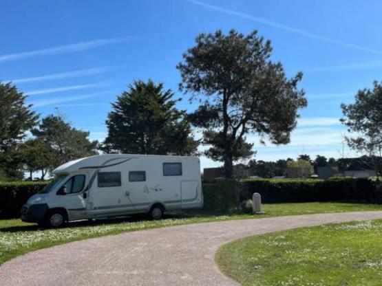 Nature pitch XL and over + 2 persons (car + caravan or tent)