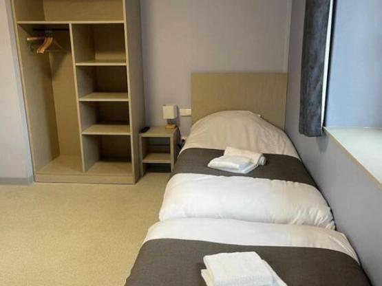 01/ TWIN OR SINGLE BEDROOM