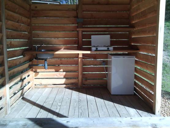 Glamping pitch XL 150m² + terrace with wooden pergolas with shutters for more privacy + summer kitchen (sink with cold water, stove 2 burners, refrigerator, picnic table, lighting) + electricity 10 A
