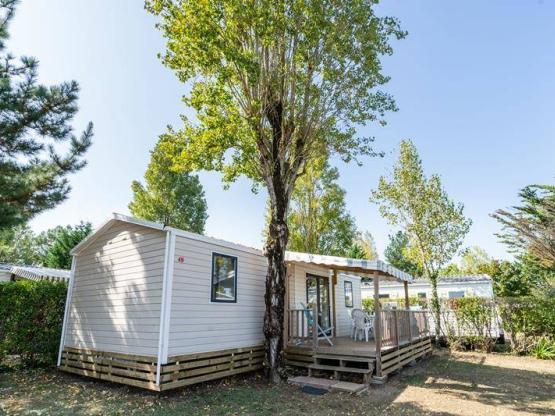 Mobile home  40m² (4 bedrooms) + TV + sheltered terrace