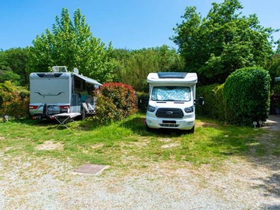 Comfort Package (1 caravan or motorhome / 1 car / electricity 10A) - 80m²
