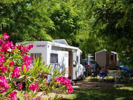 Grand Confort Package: Pitch + electricity + water and drainage point