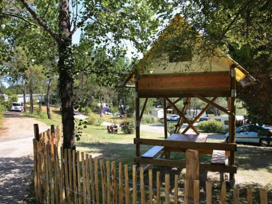 Emplacement avec petite Cabane-tente perchée, 2 lits 1 pers, table pique-nique