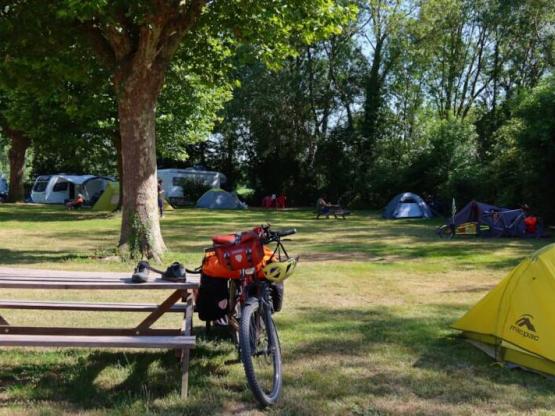 Confort Pitch (electricity 10A) - 180m² -2 people - vehicle + tent or caravan or Camping-car