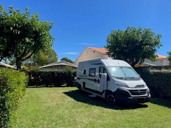 Package Pitch/1car + tent or caravan + electricity 80 m²