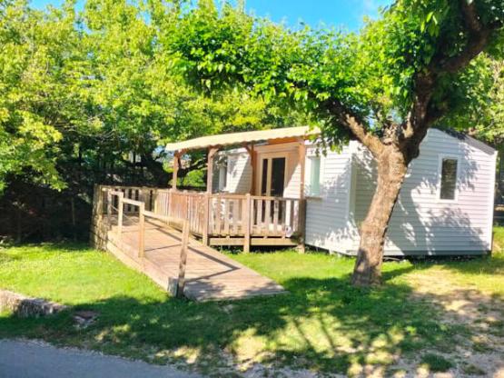 Mobil-home adapted to the people with reduced mobility