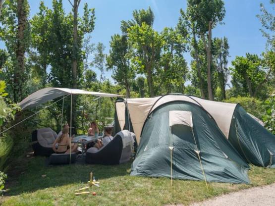 Pitches Tourisme Premium 100-110m² + 4 amps included (supplement for 8 A or 13 A)