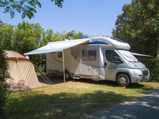 Basisprijs Comfortplaats (1 tent, caravan of camper / 1 auto / elektriciteit 16A)