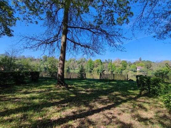 Privilège Premium - Riverside (1 tent, caravan or motorhome / 1 car / electricity)