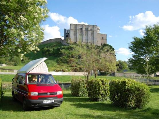 EMPLACEMENT CAMPING CAR CARAVANE (1/6) personne(s) + véhicule + électricité