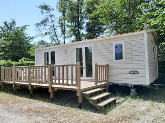 Mobilhome - 3 bedrooms: 1 bedroom with double bed, 2 bedrooms with bunk beds.