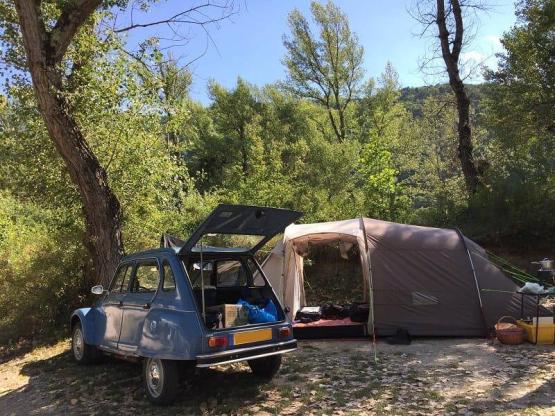 Camping pitch without electricity under the poplars (1 vehicle + 1 tent or 1 caravan)