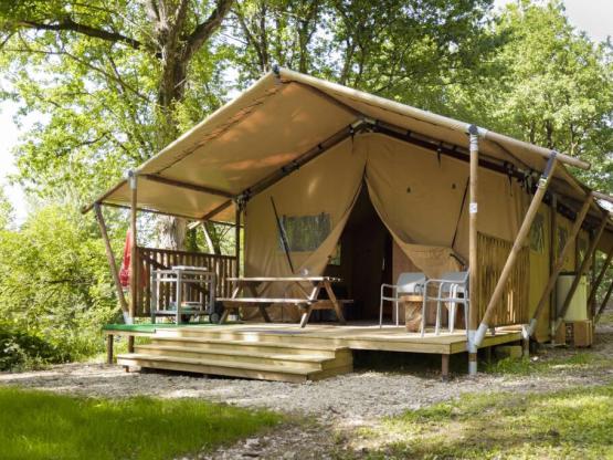 Safari Tent 45m2 (3 bedrooms real beds) on a higher level. Terrace view over campsite and river - parking