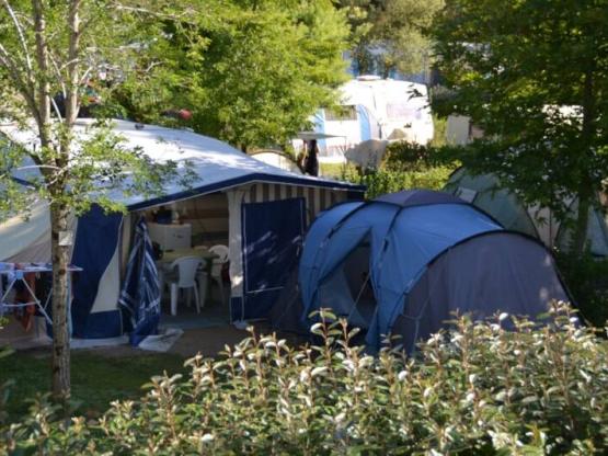 Package B  (1 tent or caravan / 1 car / electricity 10A)