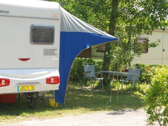Pitch with 10A electricity included for caravan/tent with 1 car or 1 motorhome/campervan