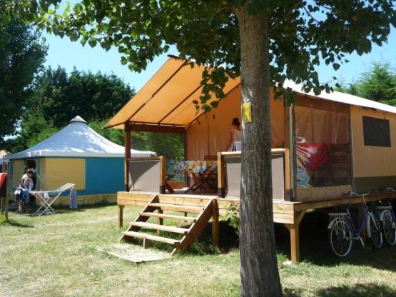 TENTE VICTORIA PREMIUM ÉQUIPÉE SANITAIRES 40m², 2 chambres, coin cuisine équipée, salle de bain + WC. Très grande terrasse