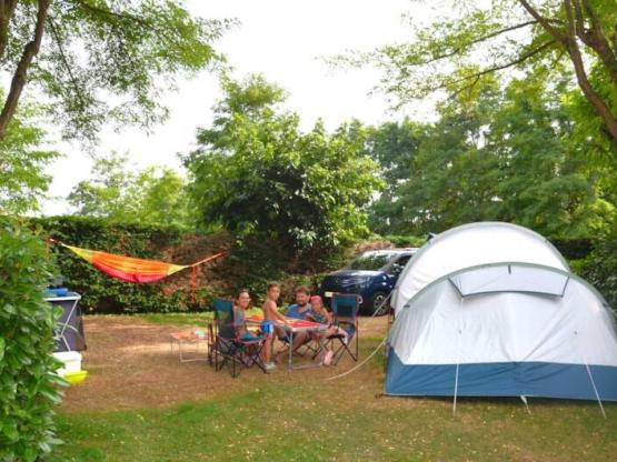 Stellplatz Privilège (Zelt, Wohnwagen, Wohnmobil / 1 Auto / Strom 10A) 100 - 130m²