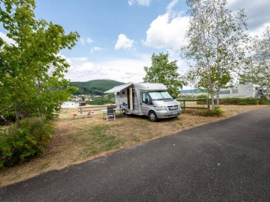 Package (pitch + 1 car + 1 caravan or camper van) with electricity