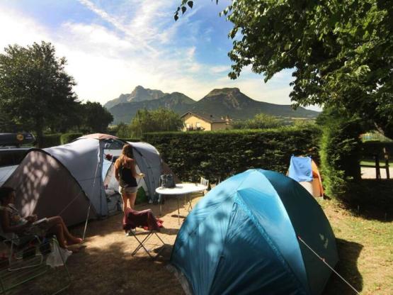 Privilege Package (1 tent, caravan or motorhome / 1 car / electricity 6A) + view of the mountains