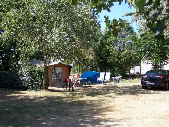 Pitch Famille + tent or caravan + car + electricity