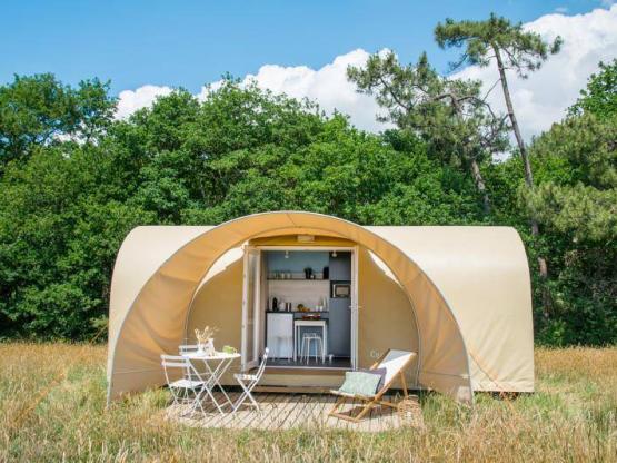 COCO SWEET  année 2019 1 chambre et séjour/banquette, kitchinette frigo, terrasse bois, sans sanitaires