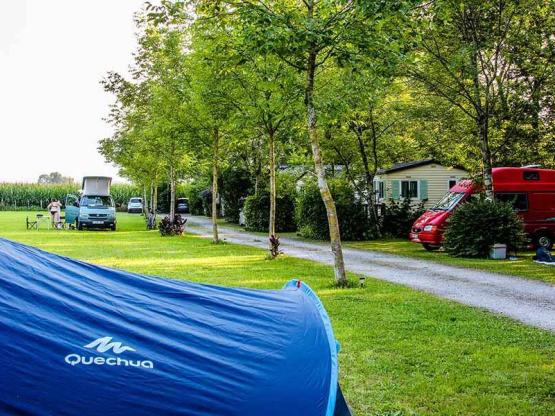 Pitch on the riverside : car + tent/caravan or camper