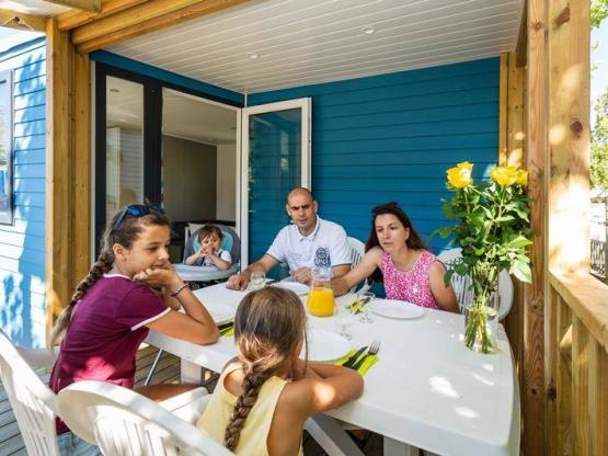 Mobil-home Horizon 27.5m² (2 chambres) (- de 5 ans) + terrasse intégrée + TV / Dimanche au Dimanche