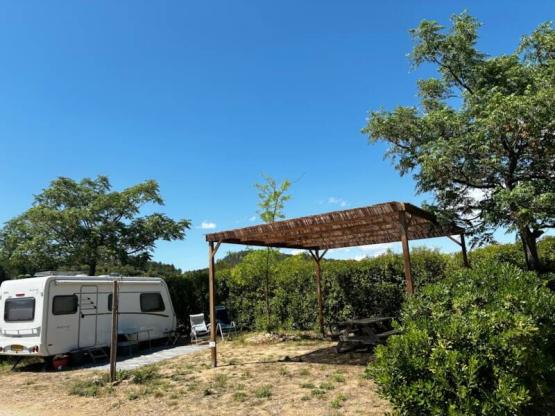 Forfait Confort XXL Pergola 25m² + fridge (1 tent, caravan and 1 vehicle / 16A electricity)