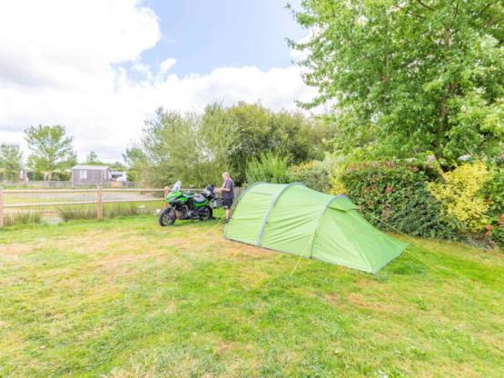 Parcel·la paquet excursionista caminant o ciclista amb botiga