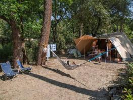 Forfait PREMIUM + ( tente/caravane/camping-car) avec sanitaire individuel, frigo et plancha