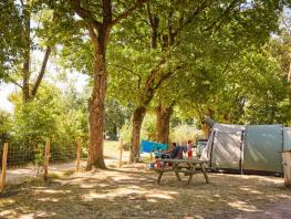 Forfait Privilège (tente, caravane ou camping-car / 1 voiture / électricité 16A). Grand emplacement avec vue sur lac